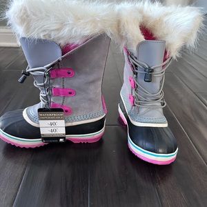 Sorel Joan of Ark Youth size USA 3 NWT, does not come with box.